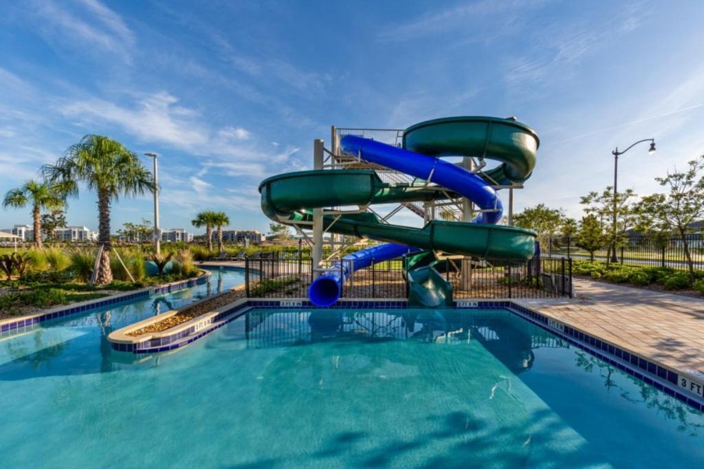 5 Bedrooms - 4 Bathrooms - Storey 4800 Ll