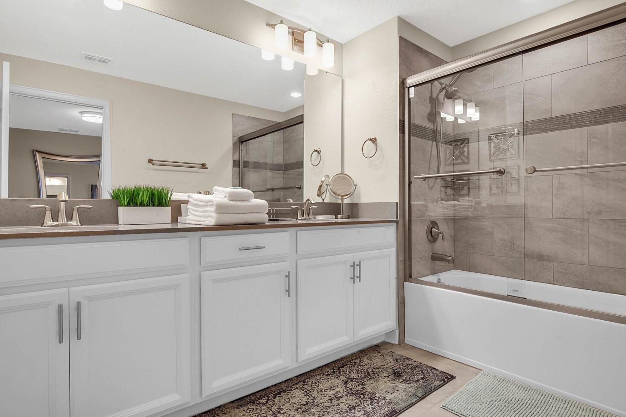 5 Bedrooms - 4 Bathrooms - Storey 4800 Ll *