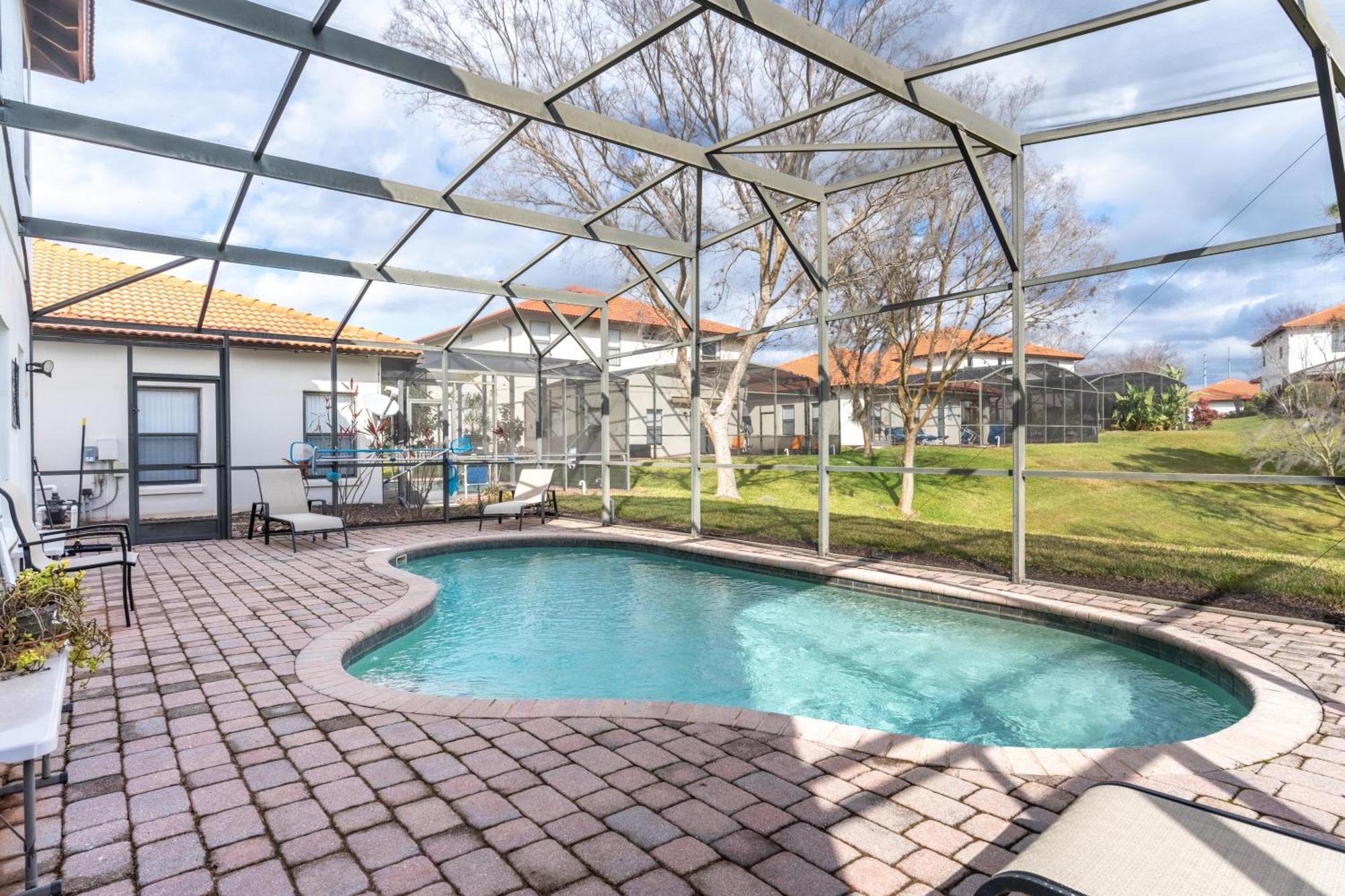 Poolside Serenity Near World *