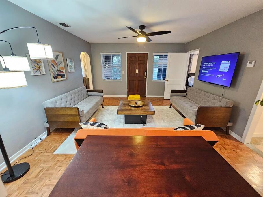 Foodie Lovers Walkable Mills50 - Sleeps 10 - Near Airport Holiday home Orlando