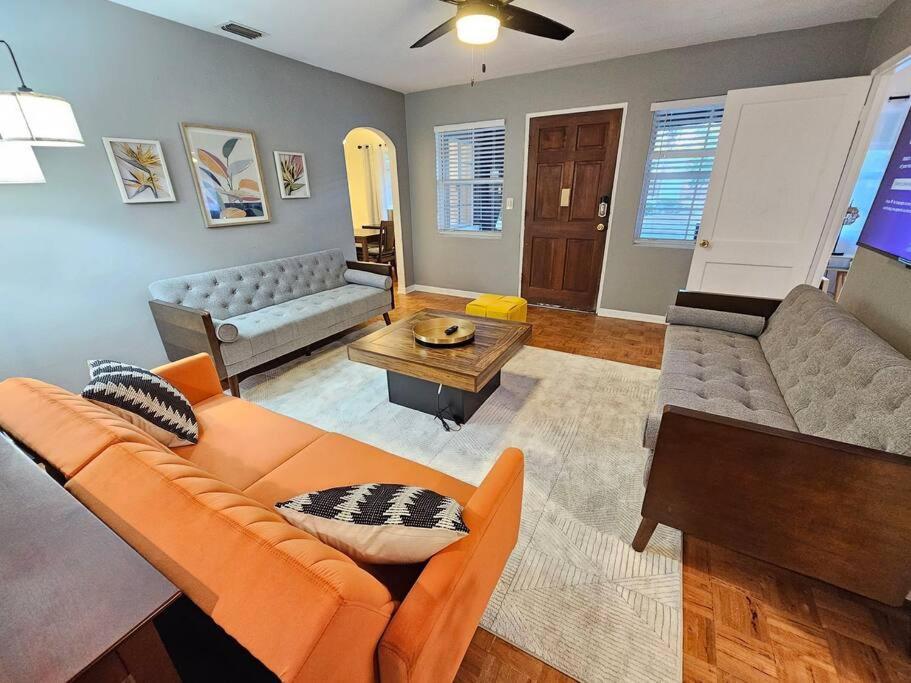 Foodie Lovers Walkable Mills50 - Sleeps 10 - Near Airport *