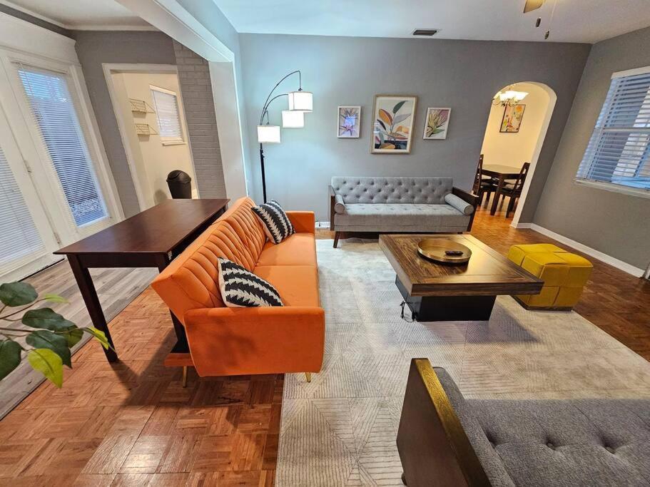 Foodie Lovers Walkable Mills50 - Sleeps 10 - Near Airport *