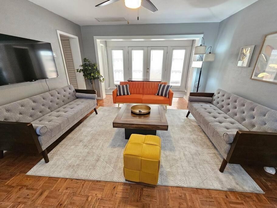 Foodie Lovers Walkable Mills50 - Sleeps 10 - Near Airport *