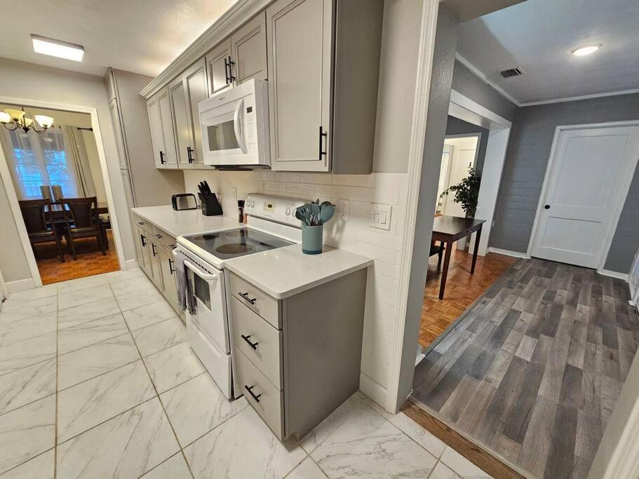 Foodie Lovers Walkable Mills50 - Sleeps 10 - Near Airport Holiday home *