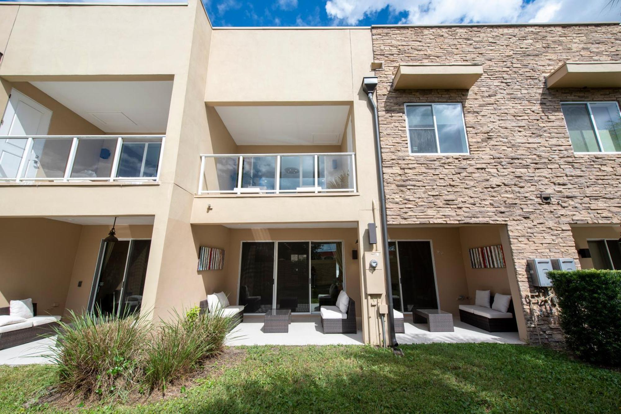3 Bedrooms Luxury Near Holiday home