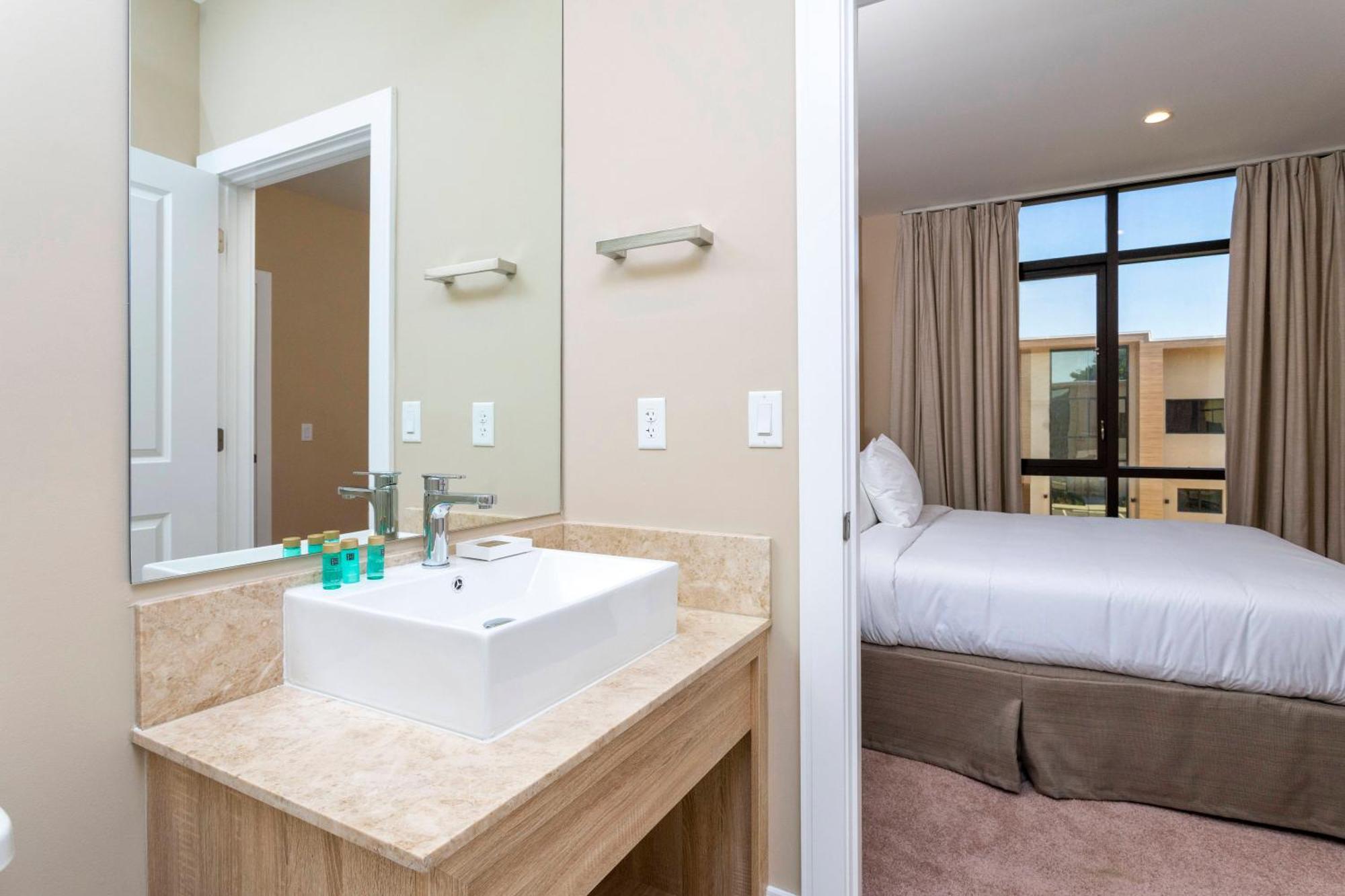Luxury 3beds And 3ba 2 Miles From