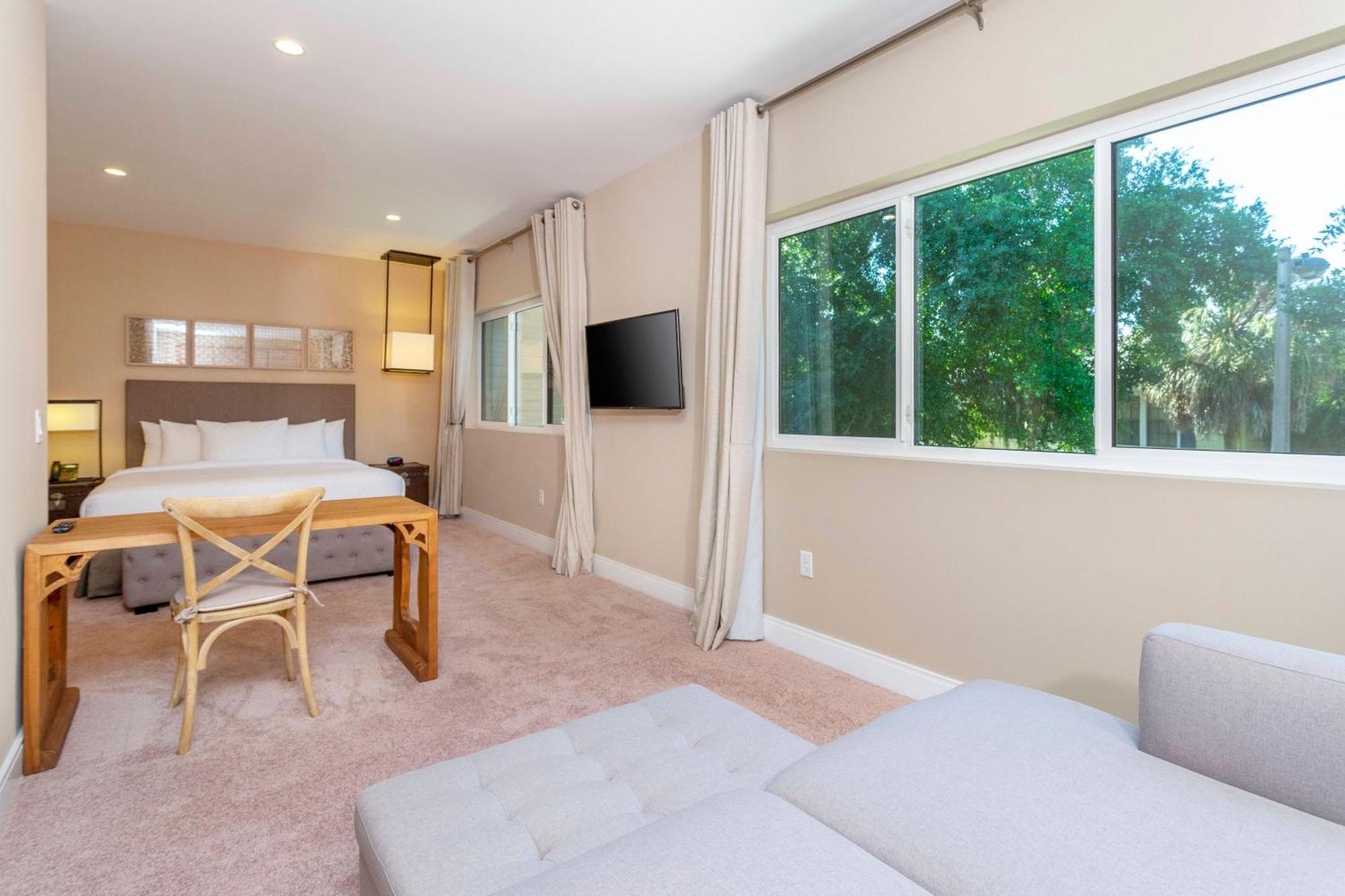 Luxury 3beds And 3ba 2 Miles From *