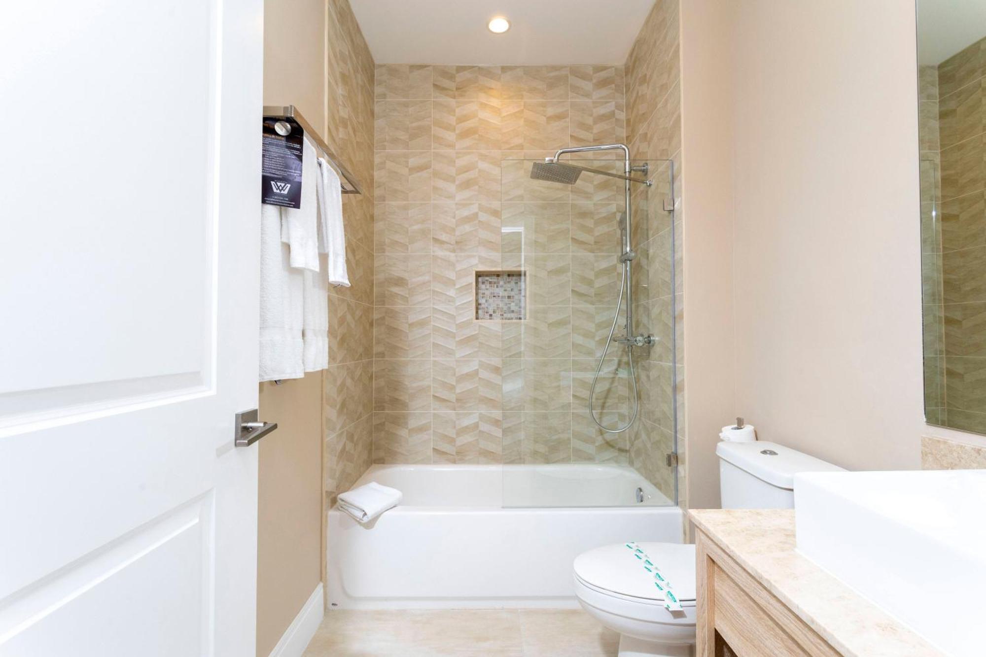 Luxury 3beds And 3ba 2 Miles From