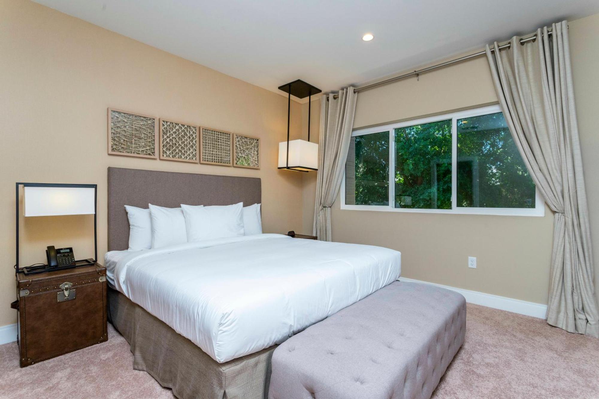 Luxury 3beds And 3ba 2 Miles From