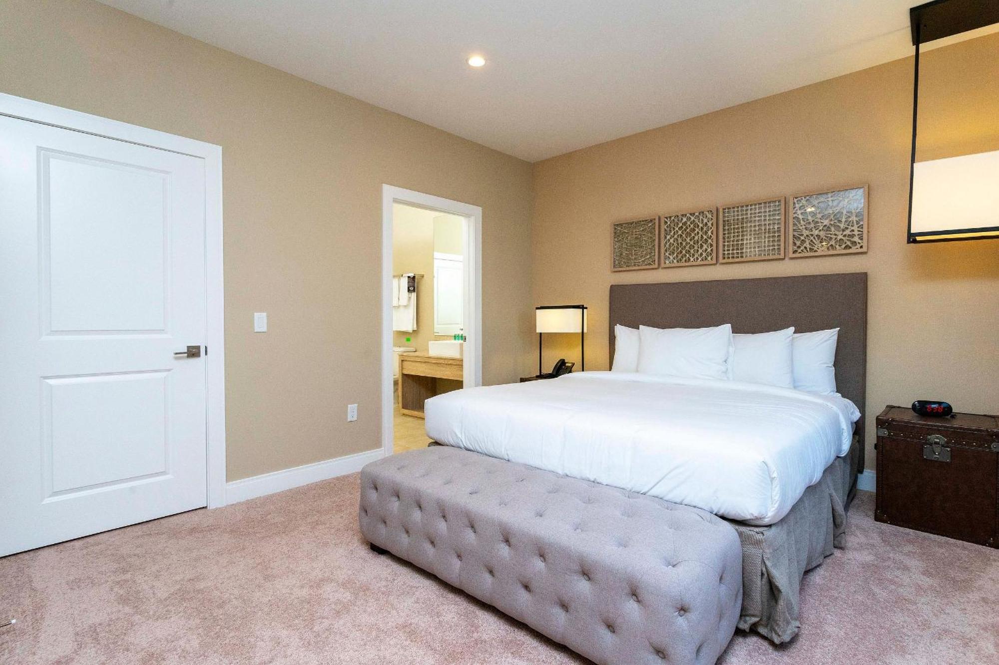 Holiday home Luxury 3bedroom Near W/ Bbq & Outdoor Dining!