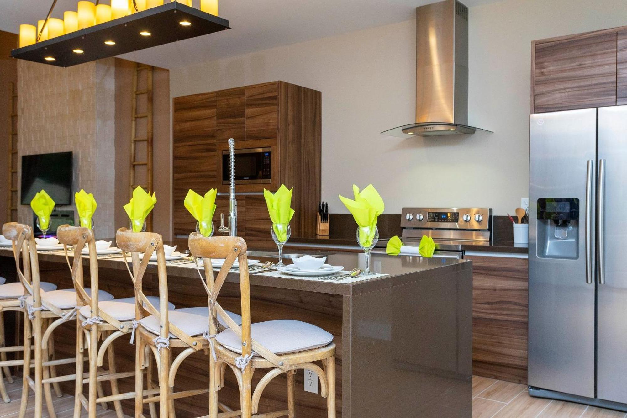 Holiday home Luxury 3bedroom Near W/ Bbq & Outdoor Dining! *