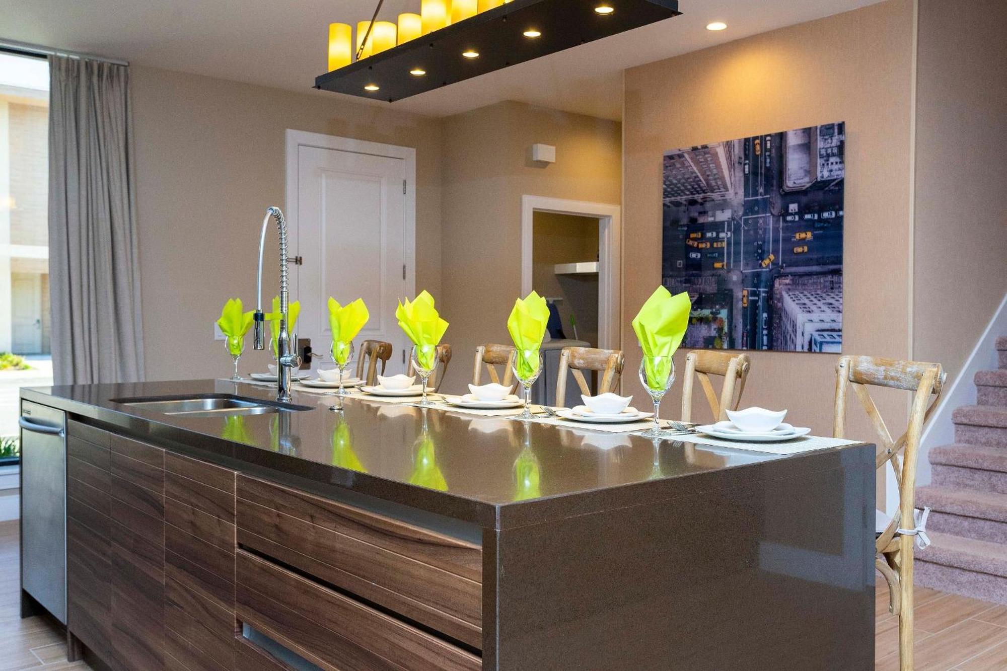 Luxury 3bedroom Near W/ Bbq & Outdoor Dining! *