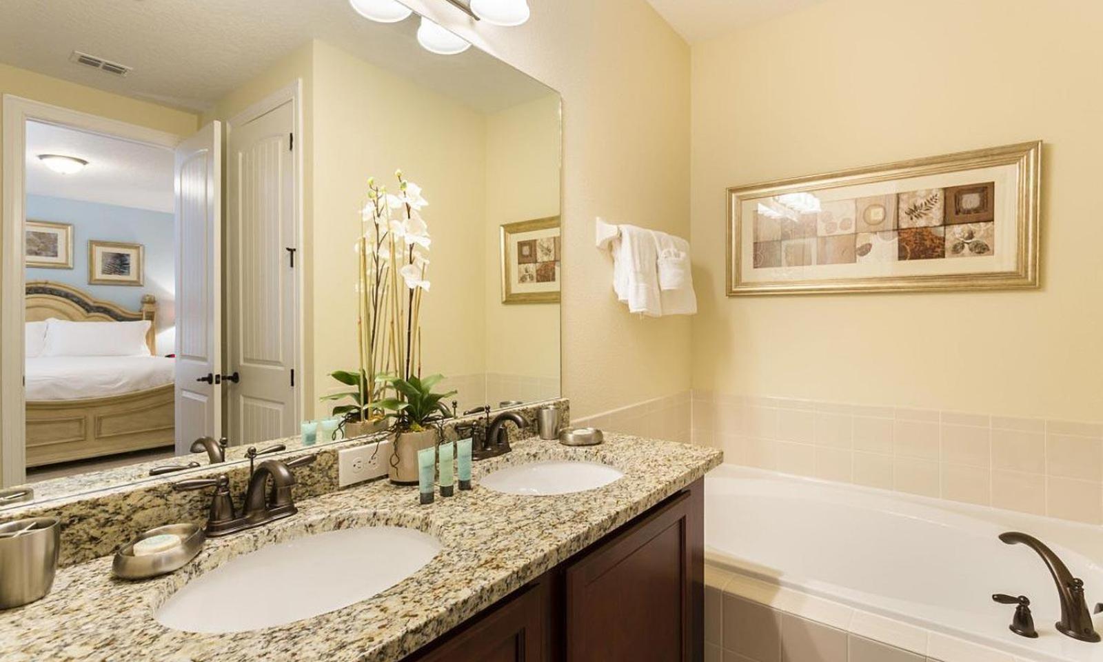 Holiday home Unique Spacious 10 Bdrm With Backyard Pool At Encore *