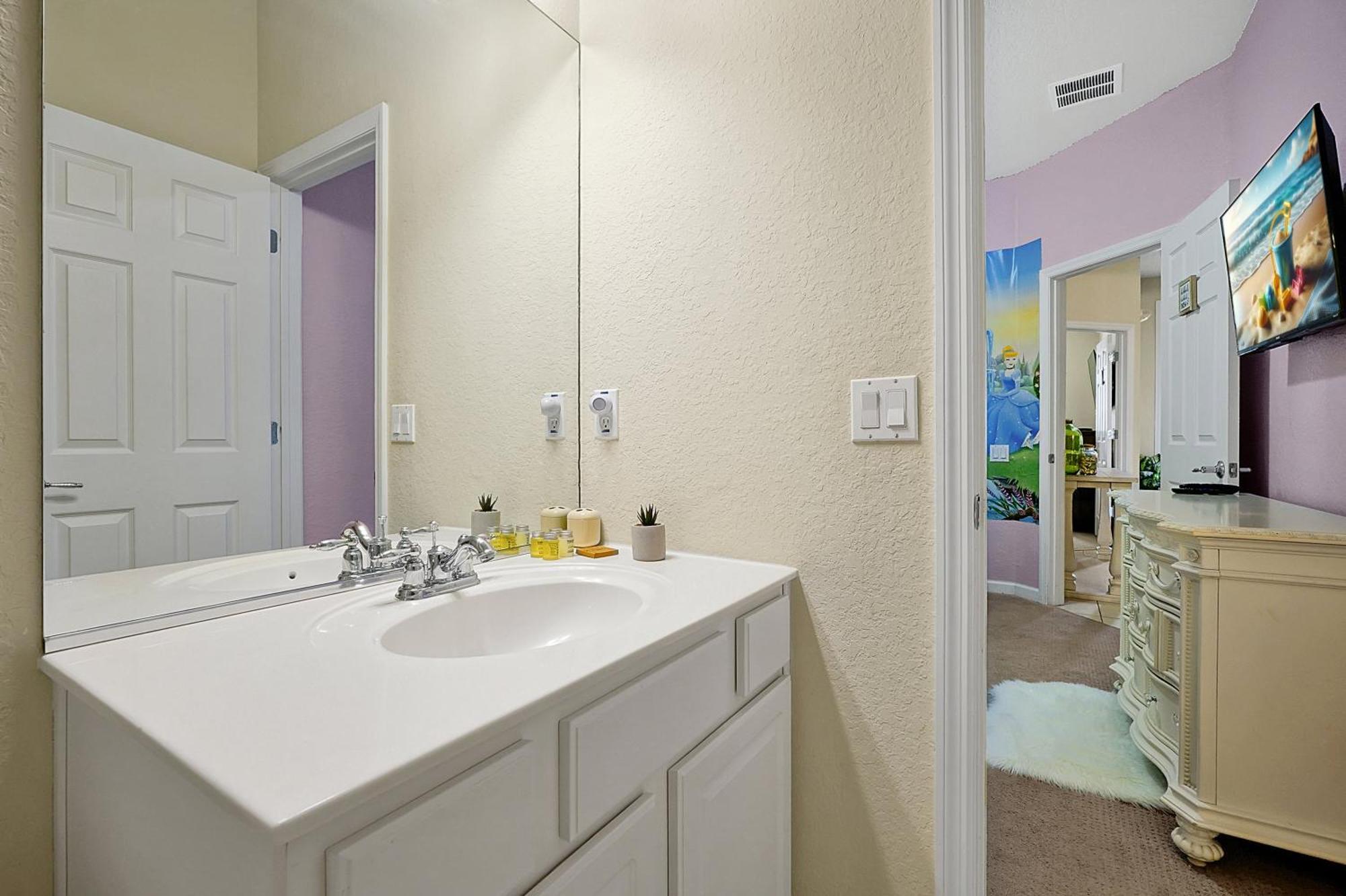 Personally Designed W/ Pool, Game Near Holiday home *