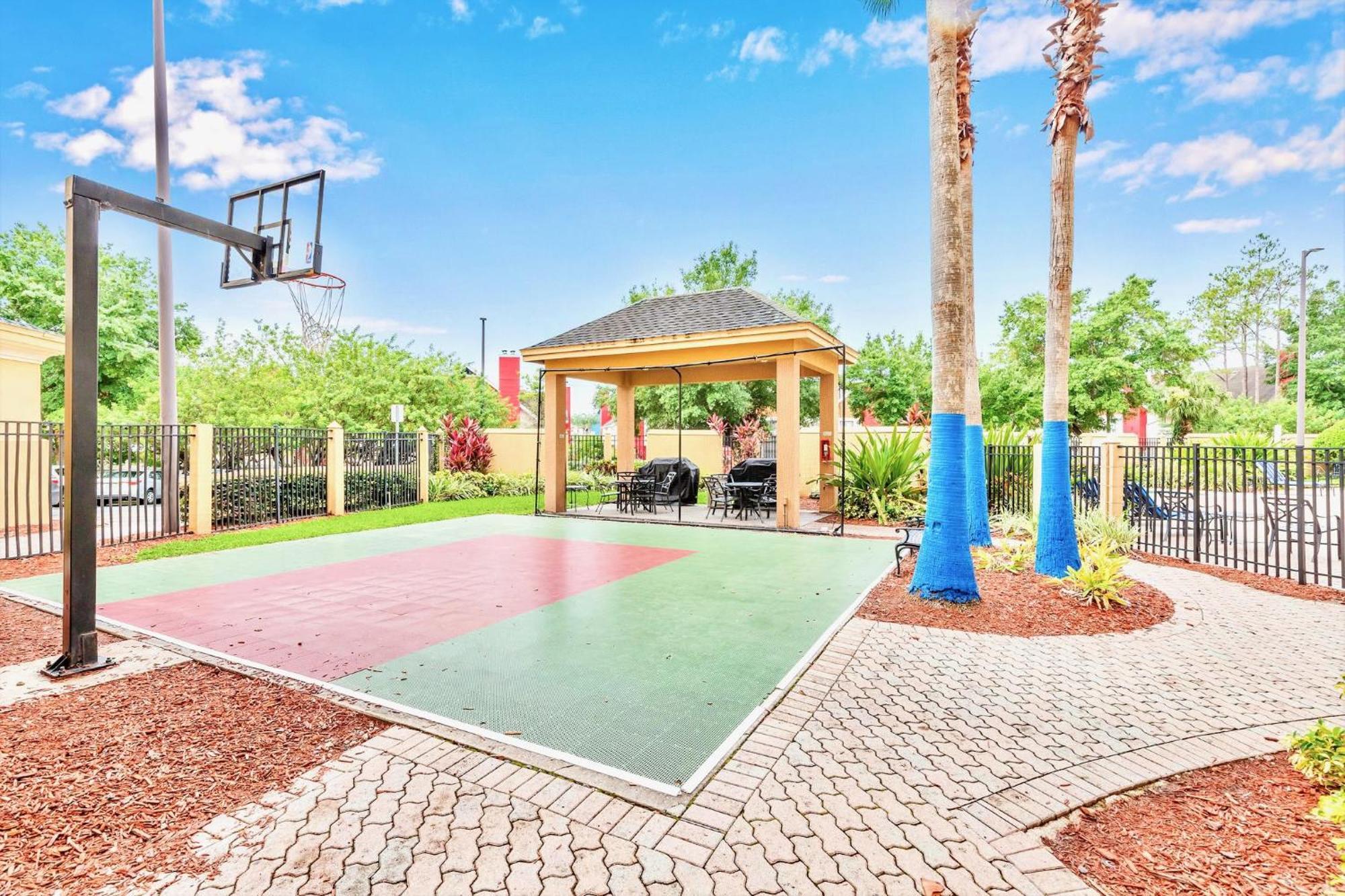 W Pool & Hot Tub - Near Universal Apartment