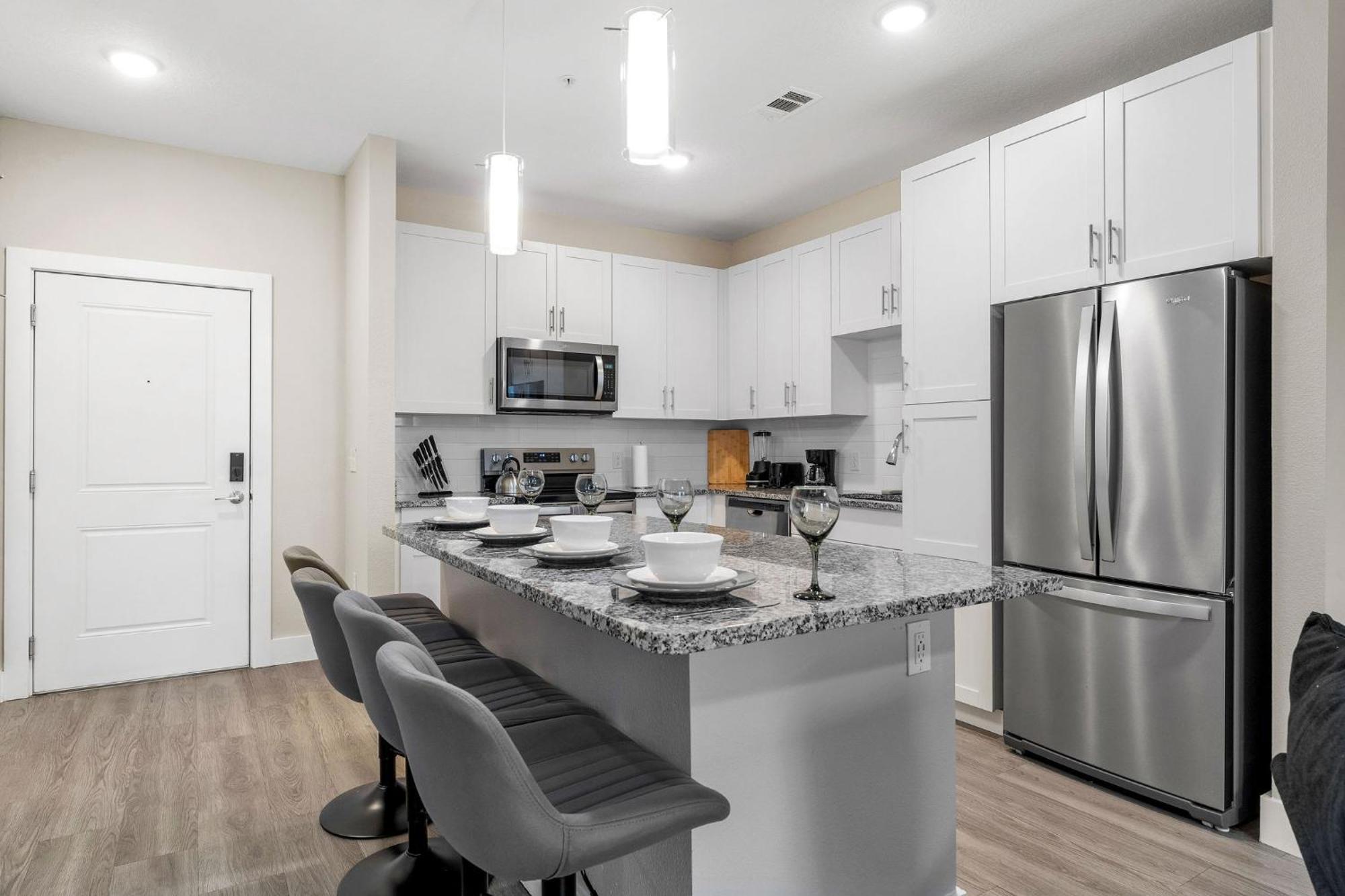 Private Full Close To Universal King Suite, Pool Apartment