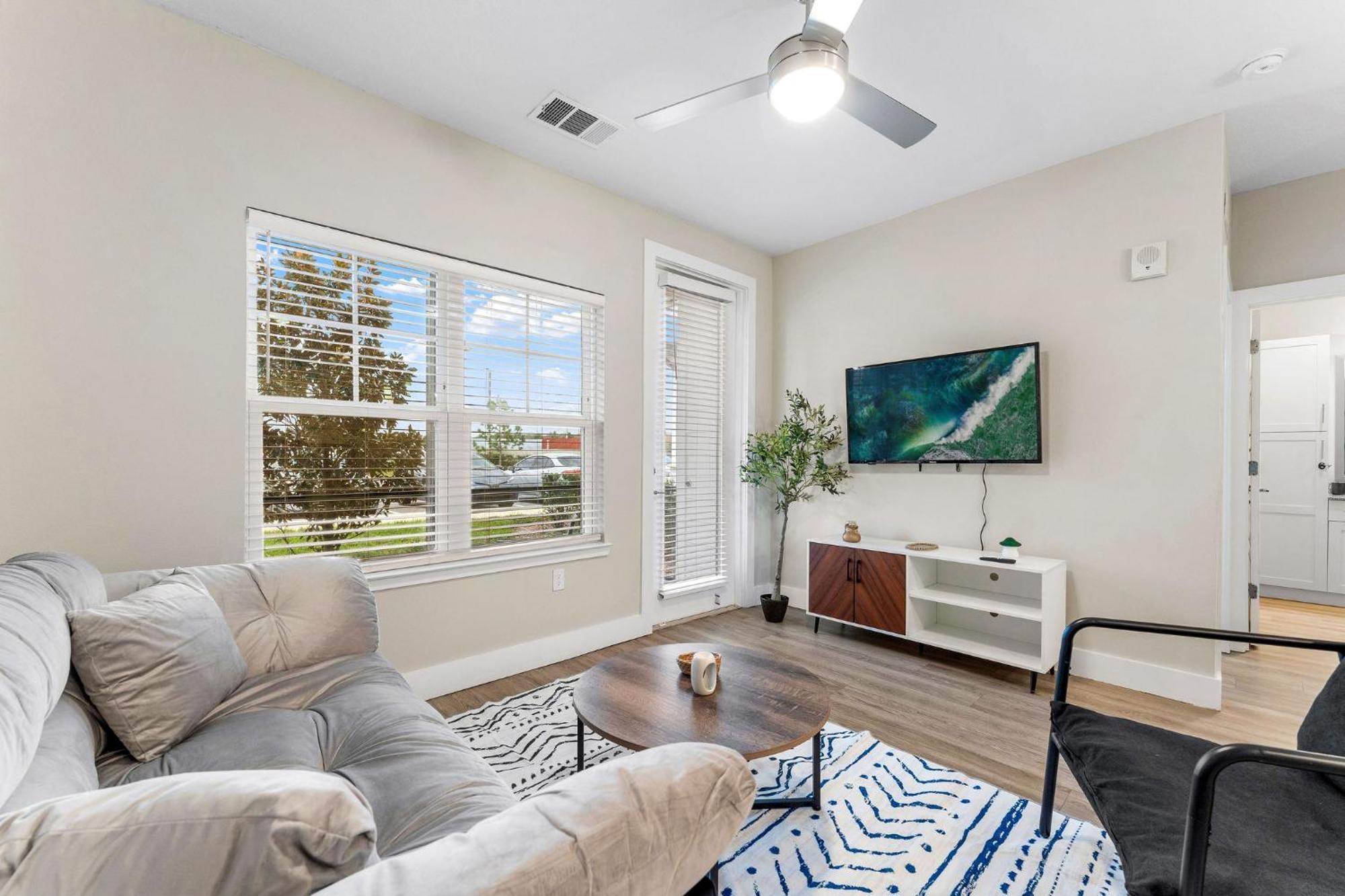 Private Full Close To Universal King Suite, Pool Apartment