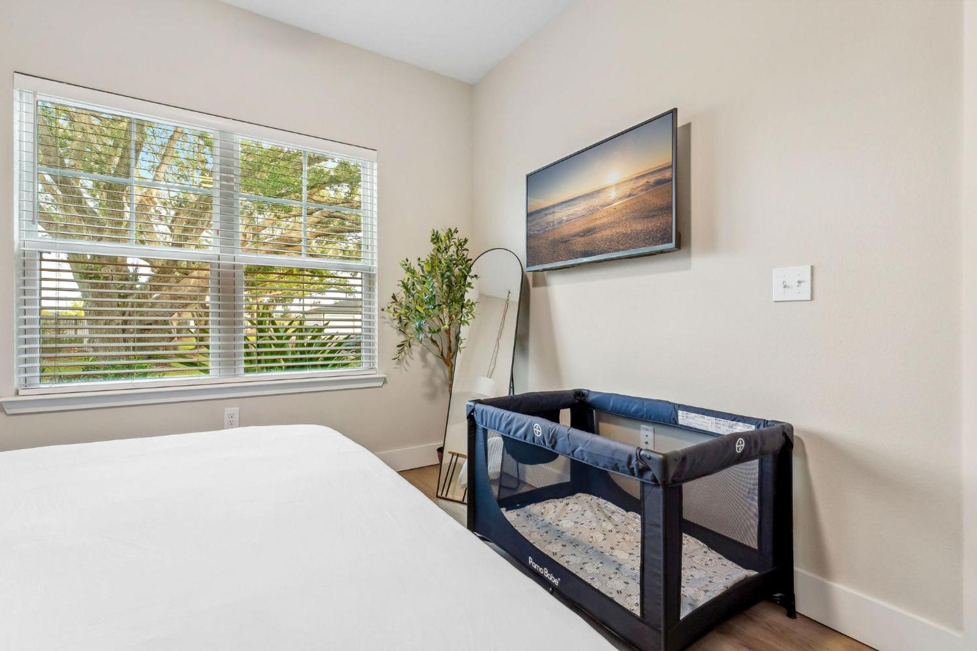 Private Full Close To Universal King Suite, Pool Apartment *
