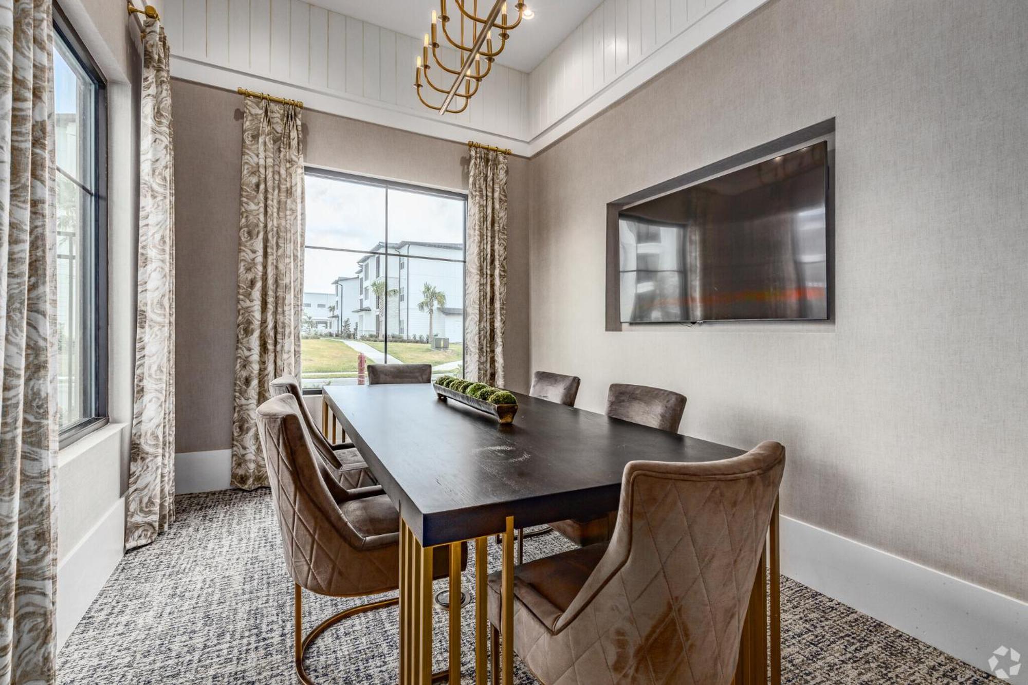 Private Full Close To Universal King Suite, Pool Apartment
