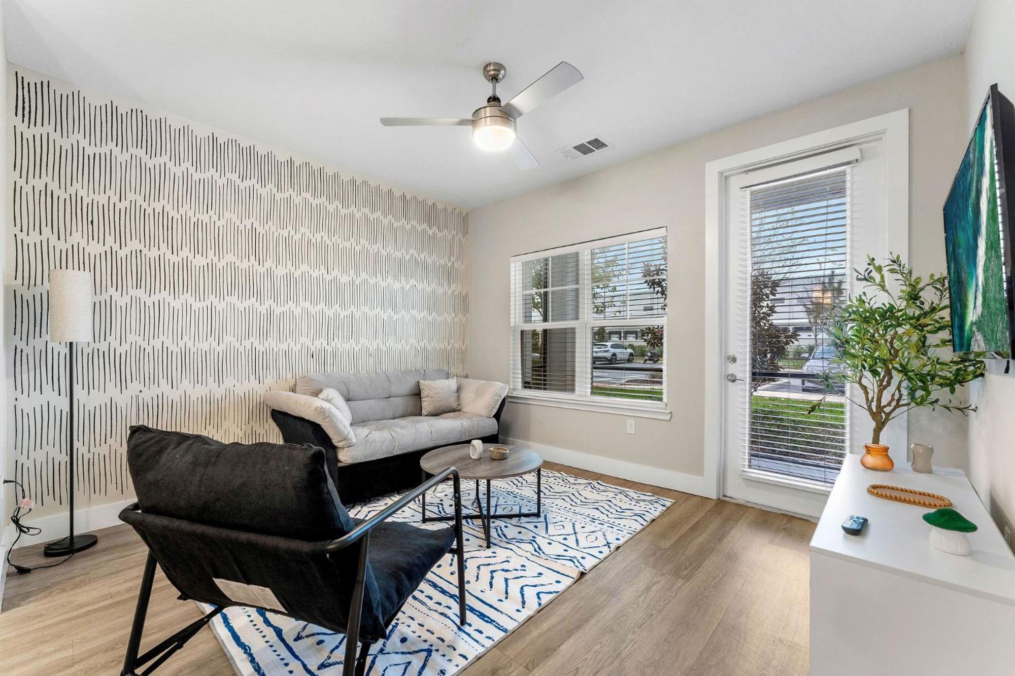 Private Full Close To Universal King Suite, Pool Apartment