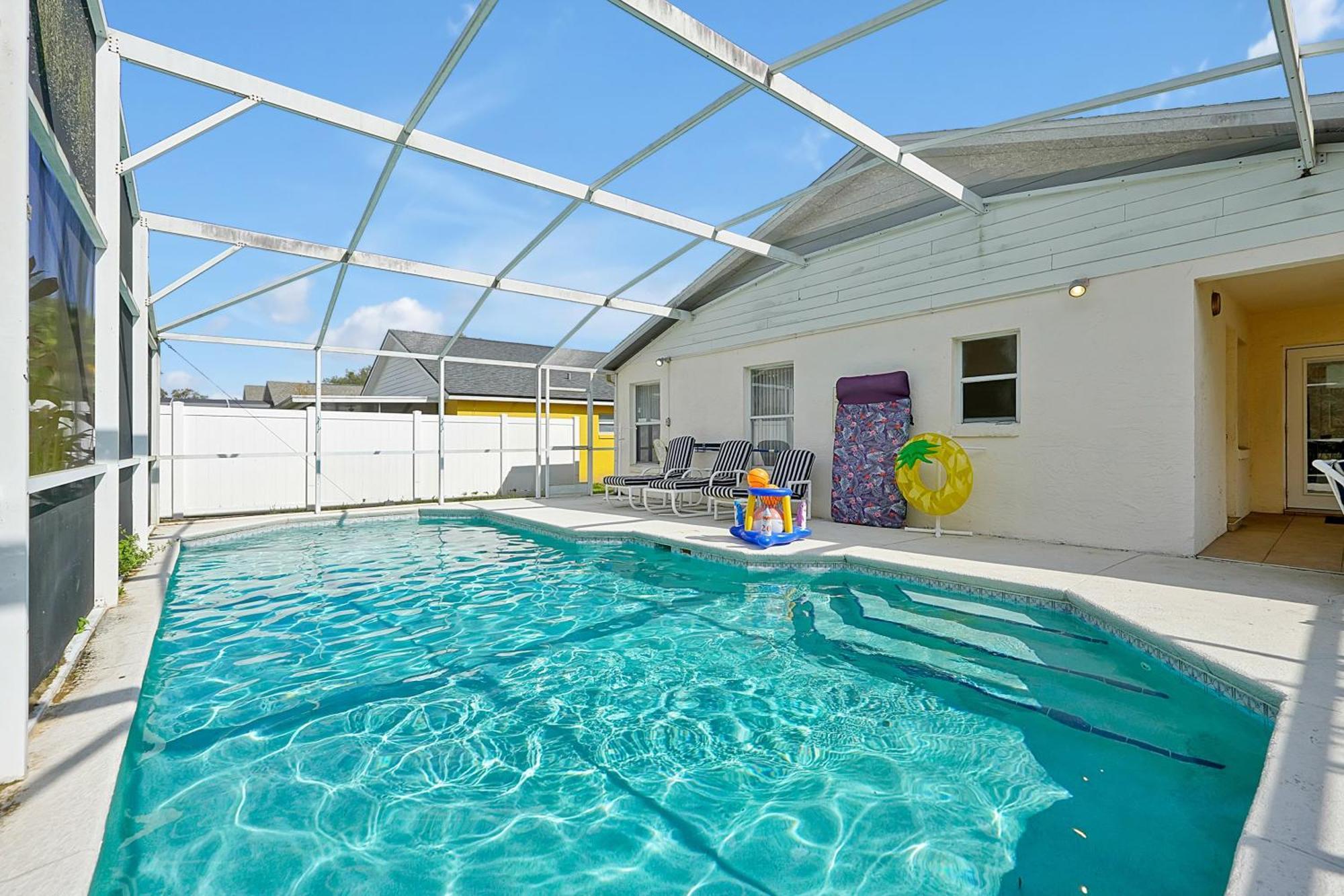 Villa Minutes From - Entertainment Haven With Pool