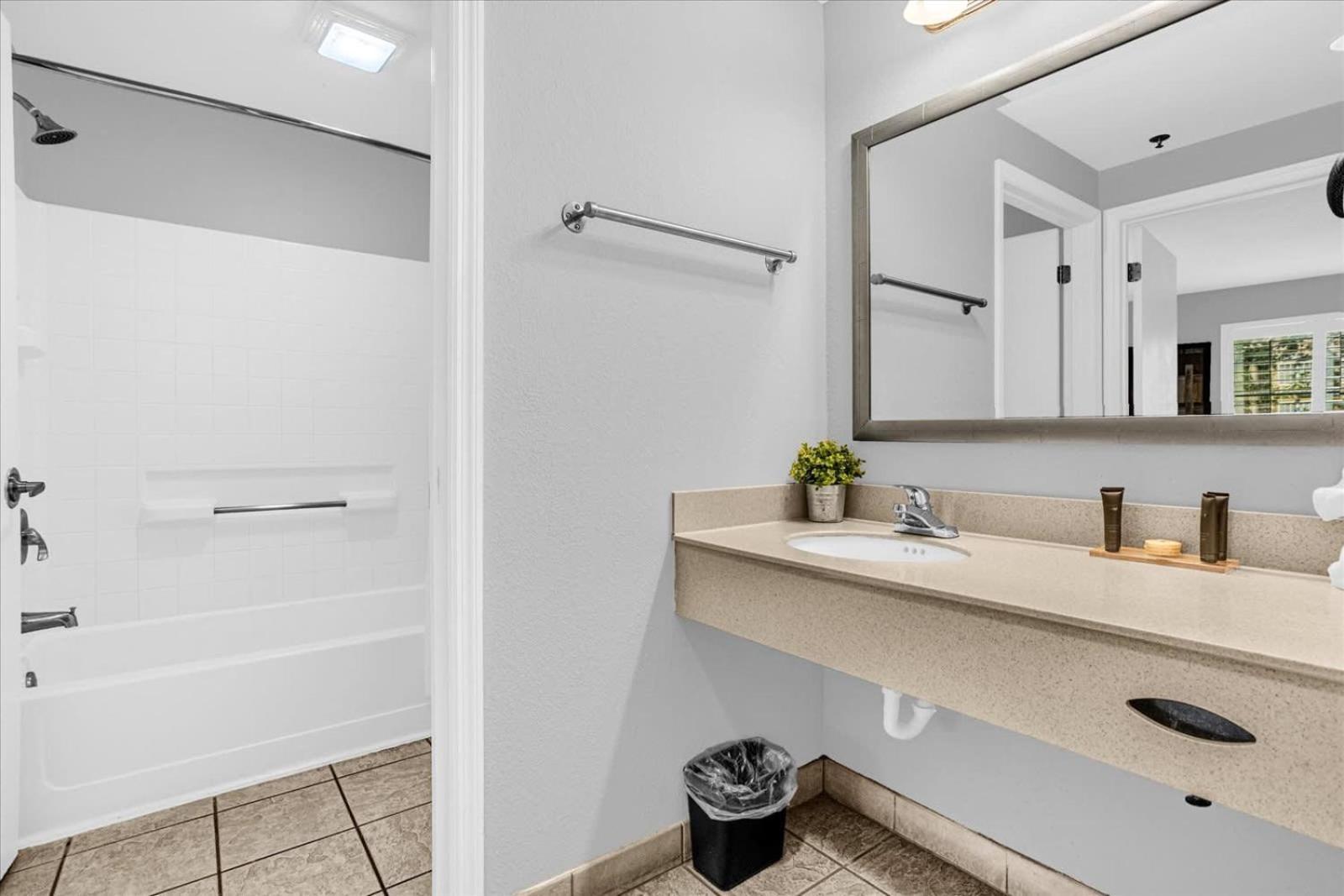 Apartment Near Universal With Pool And Hot Tub