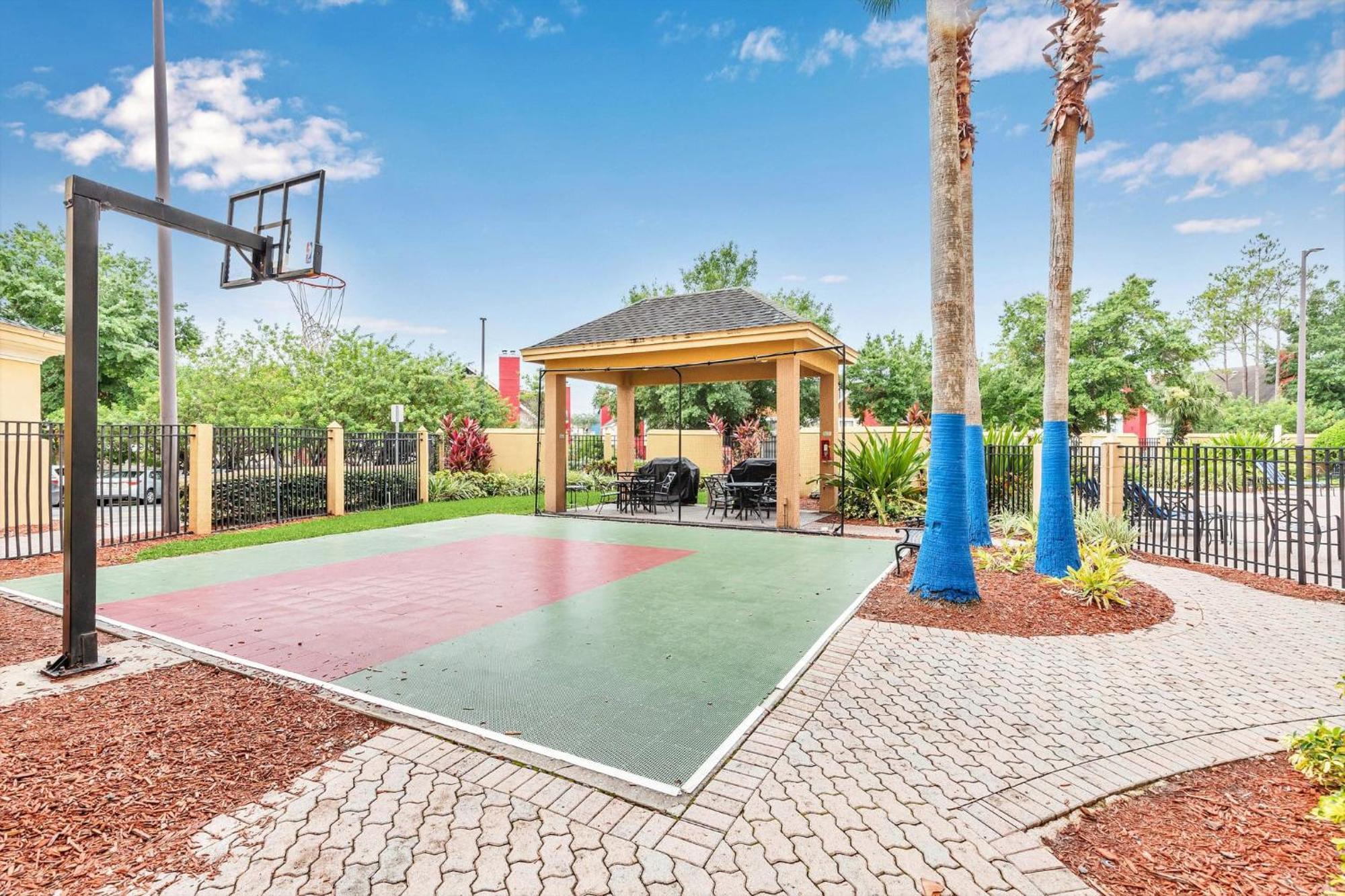 Modern With Queen - Bbq & Games * Orlando