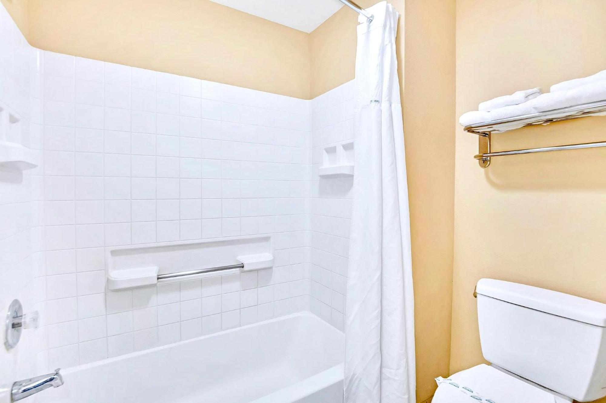 Modern With 2 Queen Beds - Near Apartment