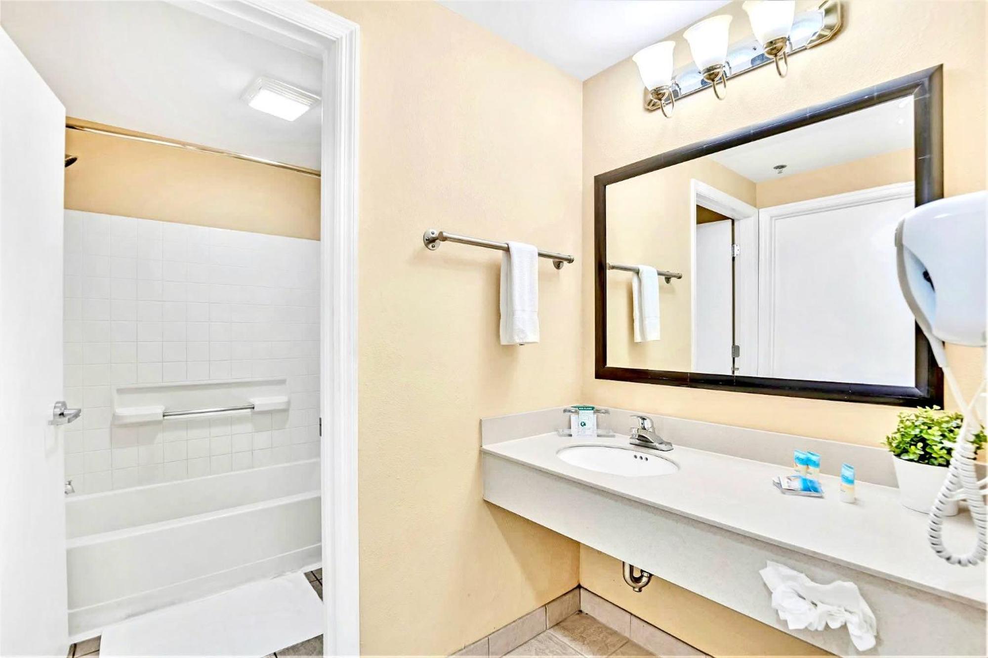 Modern With 2 Queen Beds - Near Orlando