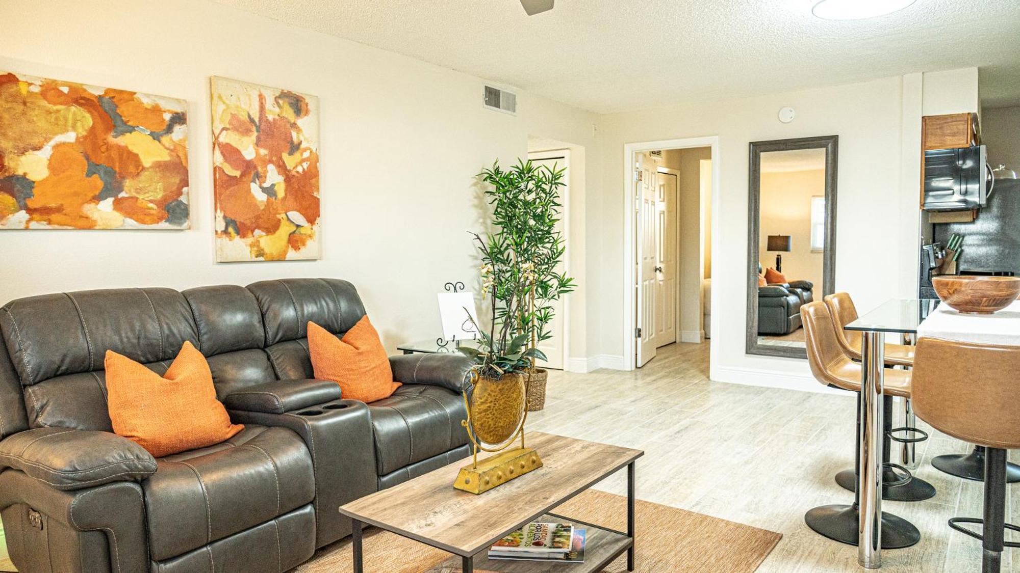 Apartment Location! 2bd In The Heart Of Near Airport *