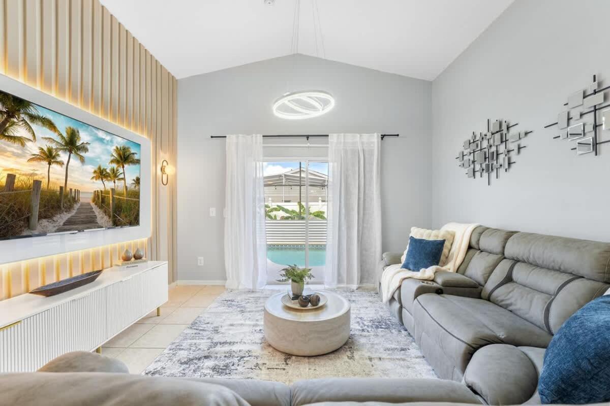 Super Adore - Pool 5 Beds Comy Sofa *