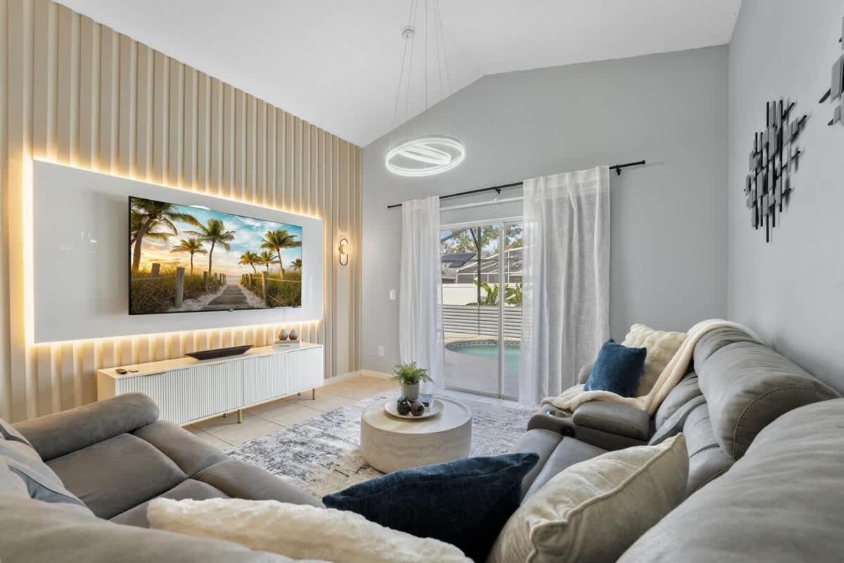 Super Adore - Pool 5 Beds Comy Sofa Holiday home