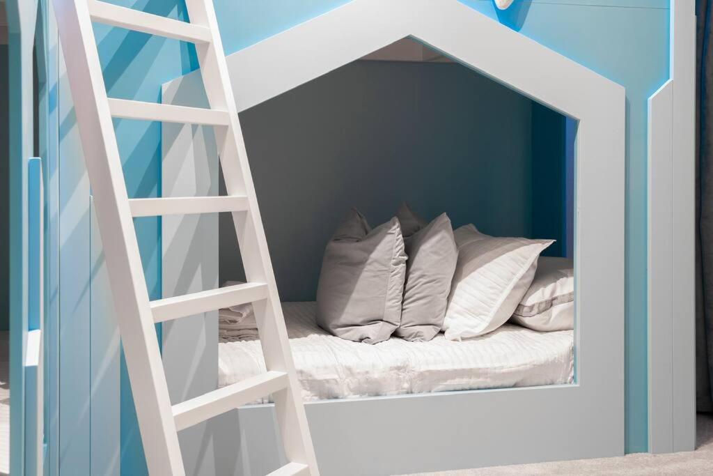 Super Uniki- 10bdr 10ba Designs Themes Views Orlando