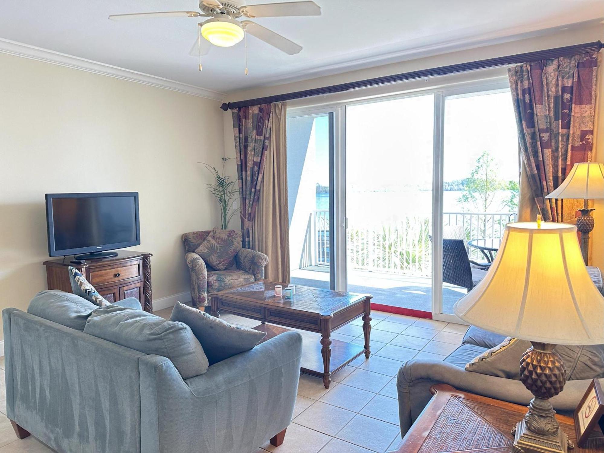 Bh102 - Lakeside Getaway - Minutes From Holiday home *