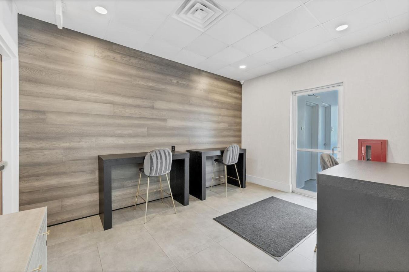 Modern 3 Bedroom In Downtown W Free Parking *