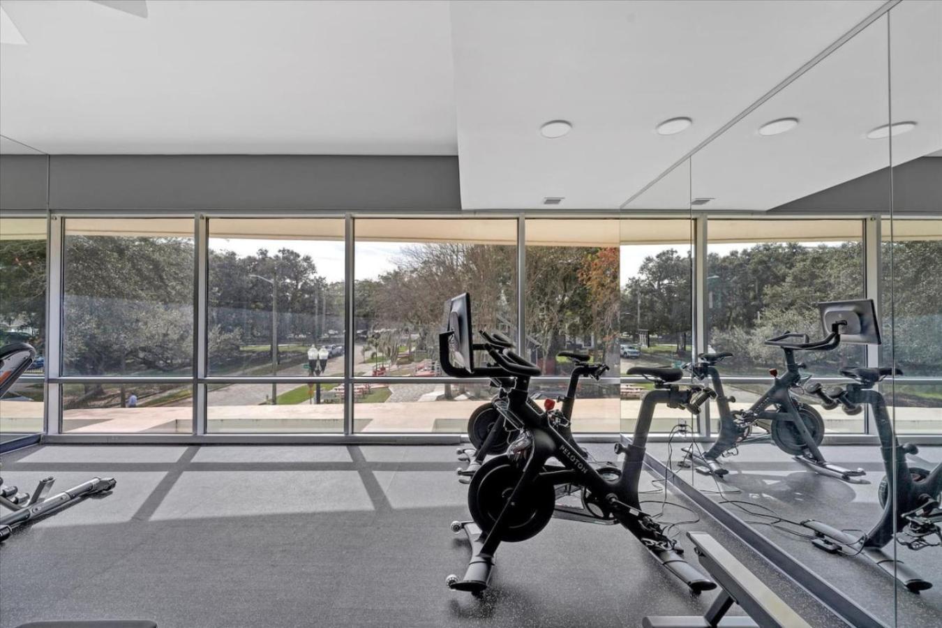 Modern 3 Bedroom In Downtown W Free Parking Apartment