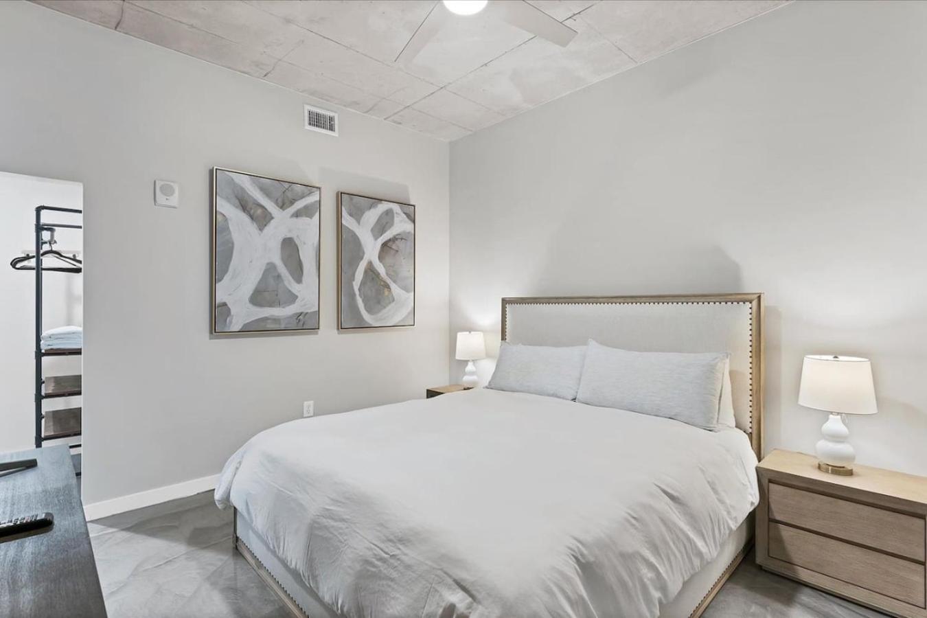 Modern 3 Bedroom In Downtown W Free Parking *