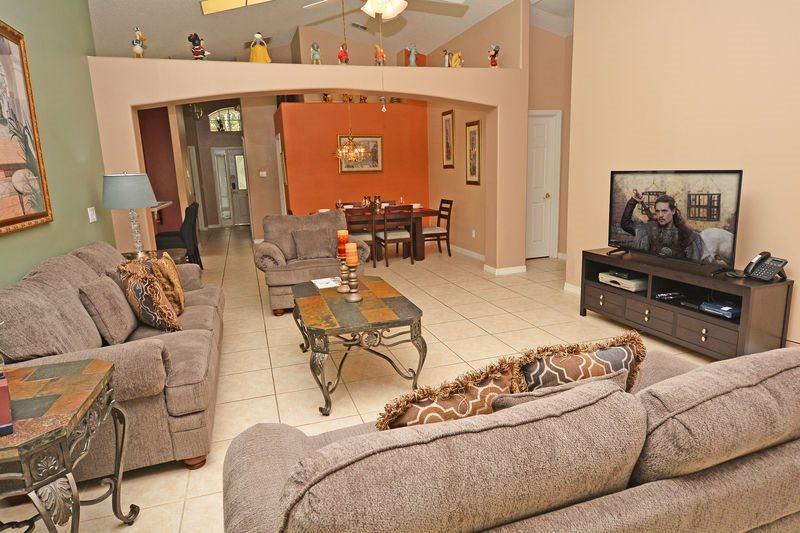 5 Bedroom Luxury Pool & Just 8 Miles To