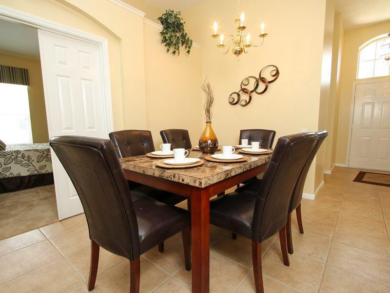 Spacious 4 Bed Pool Near In Gated Holiday home Orlando