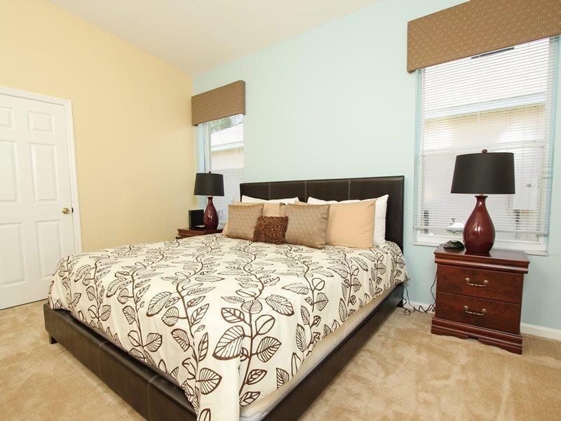 Spacious 4 Bed Pool Near In Gated Holiday home *