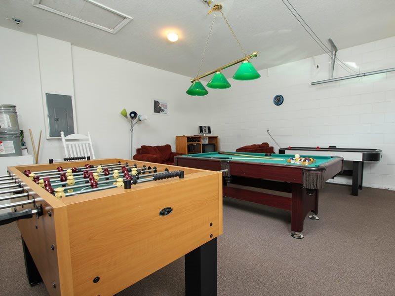 Spacious 4 Bed Pool Near In Gated Holiday home Orlando