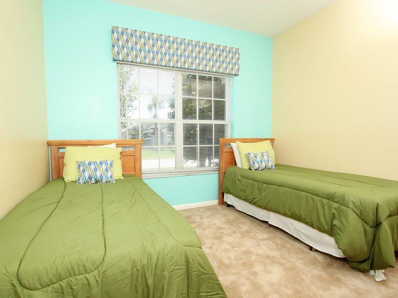 Spacious 4 Bed Pool Near In Gated Orlando