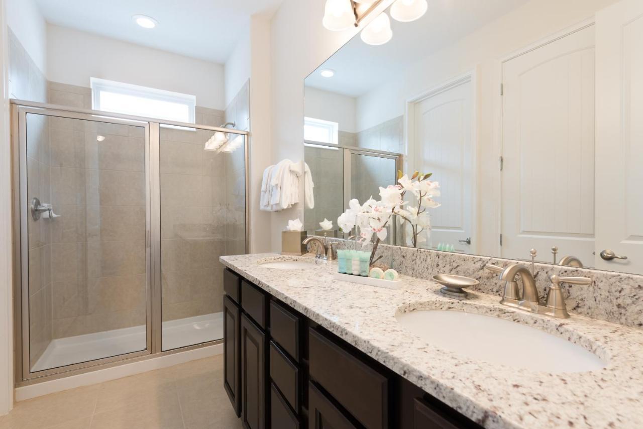 Cozy By Rentyl Near With Private Pool & Amenities - 7416m