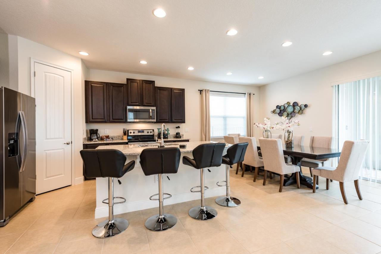 Cozy By Rentyl Near With Private Pool & Amenities - 7416m Holiday home