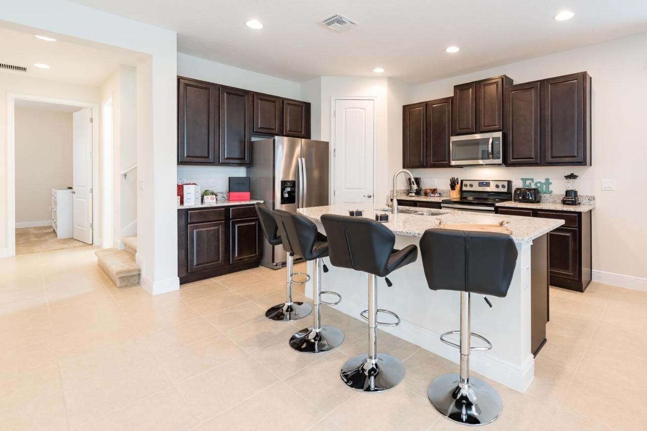 Cozy By Rentyl Near With Private Pool & Amenities - 7416m *