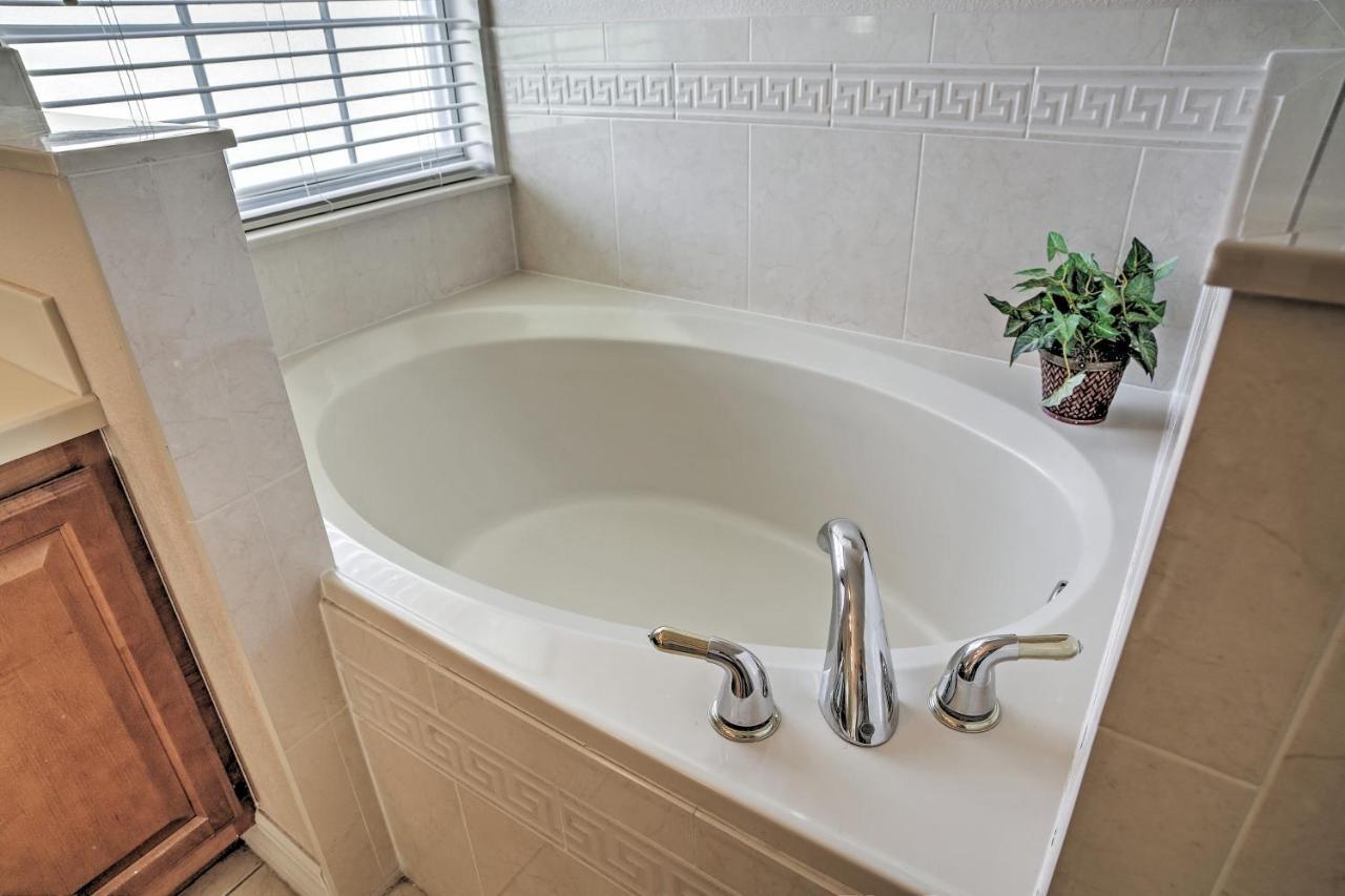 Villa Kissimmee Getaway With Lanai, 4 Mi To World! Orlando