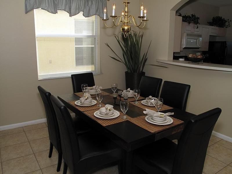 Beautiful 6 Bedroom 4 Bath Pool In Gated Holiday home *