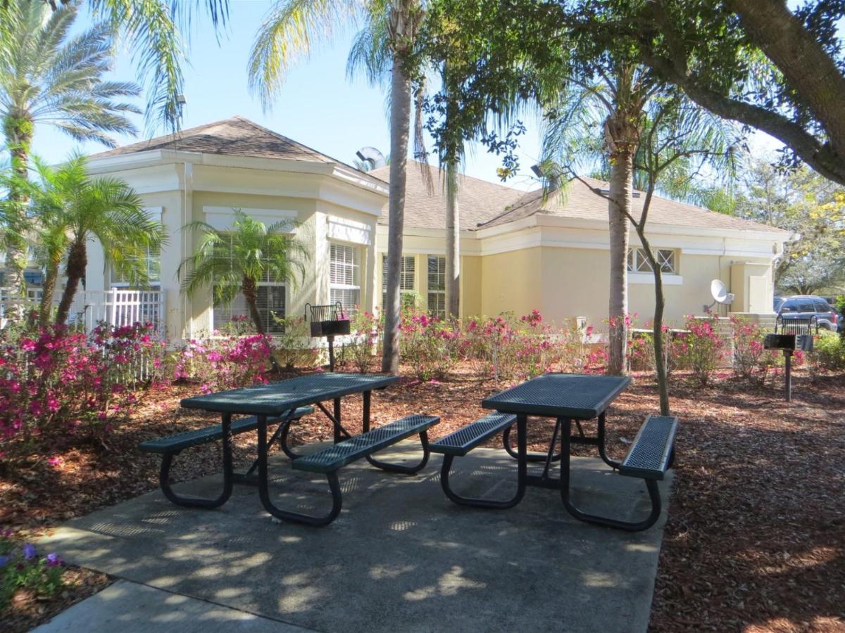 Beautiful 6 Bedroom 4 Bath Pool In Gated Holiday home Orlando