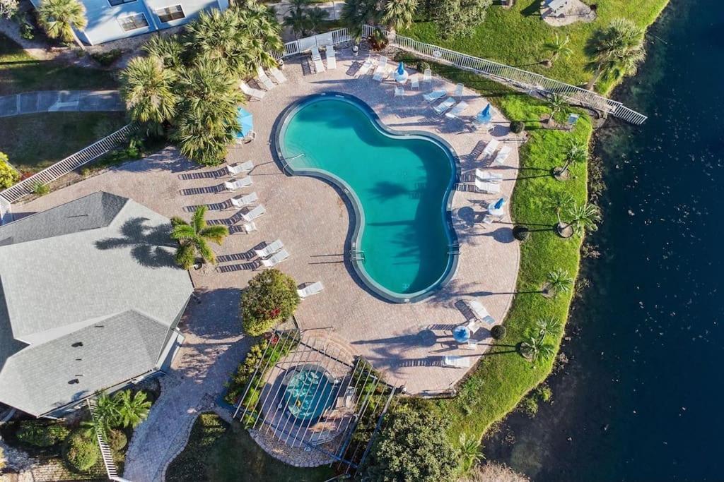 And Airport 15 Minutes From Luxury Apartment *