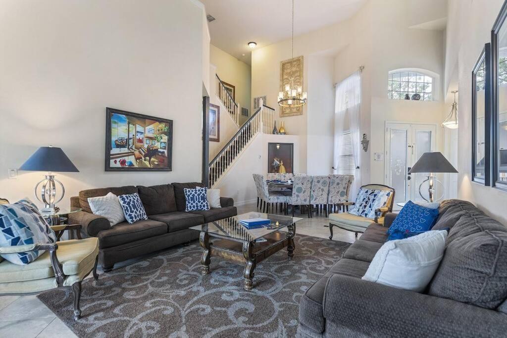 Holiday home Mickeys Oyster - Luxurious 9br Southeast Facing Pool Hot Tub Cinema Game Rm Bbq 2 Miles To Orlando